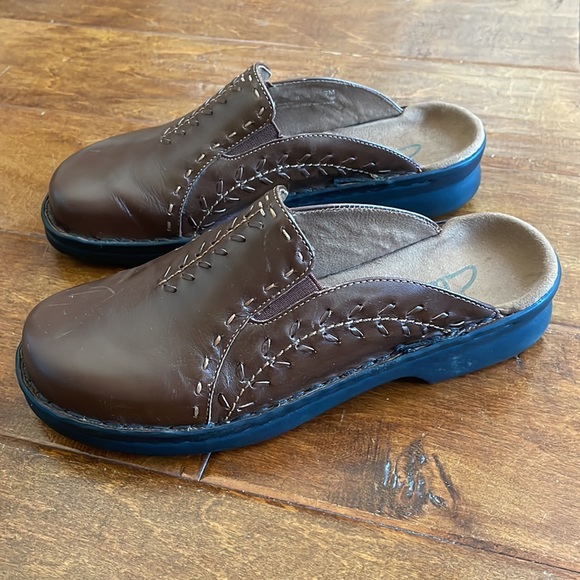 Clarks Brown Leather 7 Slip On Mules Slides Shoes Stitching Details Brazil EUC - Picture 2 of 16